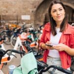 Tour en bicicleta por Barcelona de noche con guía local y vistas de la ciudad iluminada.