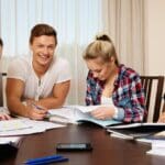 Estudiantes preparándose para los exámenes de selectividad con material de estudio.