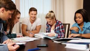 Estudiantes preparándose para los exámenes de selectividad con material de estudio.