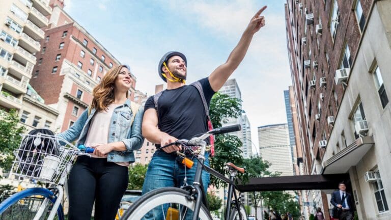 Personas participando en un tour de tapas en bicicleta por las calles de Palma, deteniéndose en bares locales.