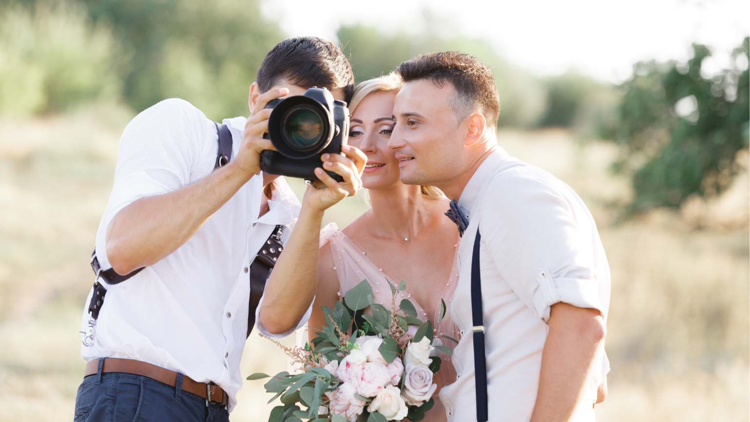 Fotógrafo profesional en Barcelona capturando momentos únicos en bodas y proyectos inmobiliarios, mostrando la belleza y esencia de la ciudad.