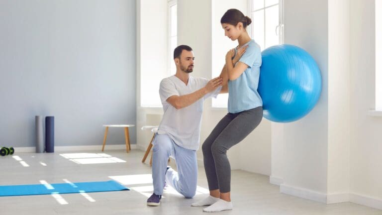 Fisioterapeuta profesional aplicando terapia manual para aliviar el dolor y mejorar la movilidad de un paciente.