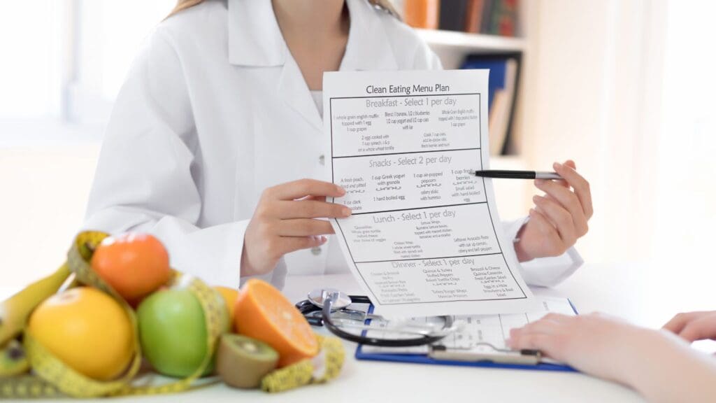 Nutricionista integrativa asesorando a un paciente en línea sobre un plan de alimentación saludable.