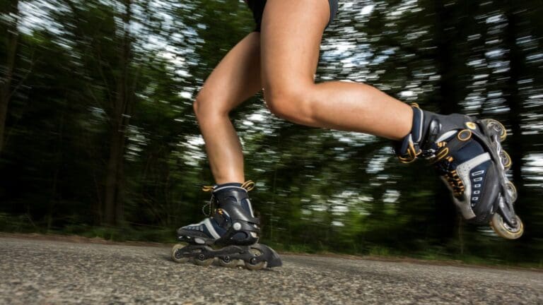 Patines en línea y accesorios deportivos. Equipo de alta calidad para patinaje urbano, artístico y hockey con diseño personalizado.