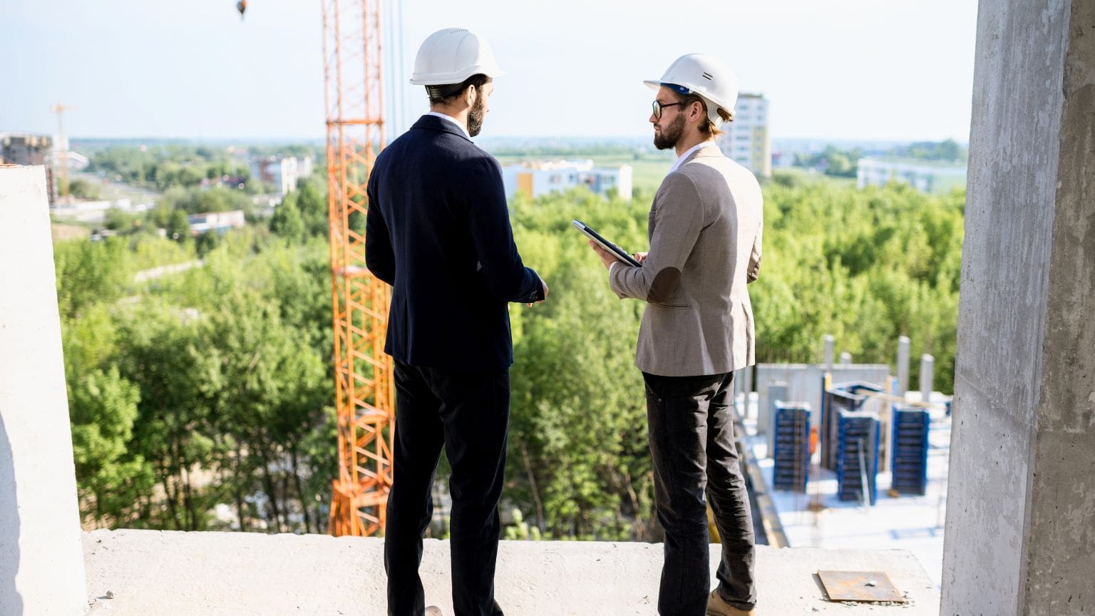 Arquitecto técnico en Bilbao supervisando construcción urbana, revisando planos y gestionando la obra