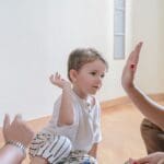 Familia reunida en casa compartiendo actividades de educación emocional. Padre, madre e hijos aprenden juntos sobre las emociones y su gestión en un ambiente cercano y de confianza.