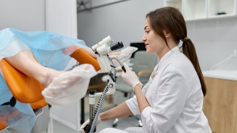 Mujer en consulta ginecológica con especialista en salud femenina en España. Atención personalizada y diagnóstico en ginecología integrativa.