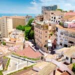 Vista aérea de propiedades en Torremolinos y Benalmádena, con edificios modernos y piscinas cercanas a la playa.