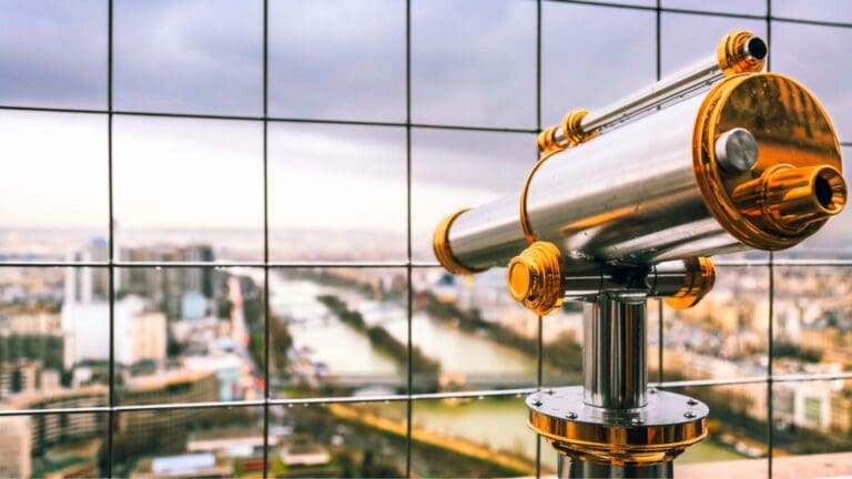 Monocular térmico usado para caza nocturna en el bosque, destacando la visión térmica en condiciones de baja luz.