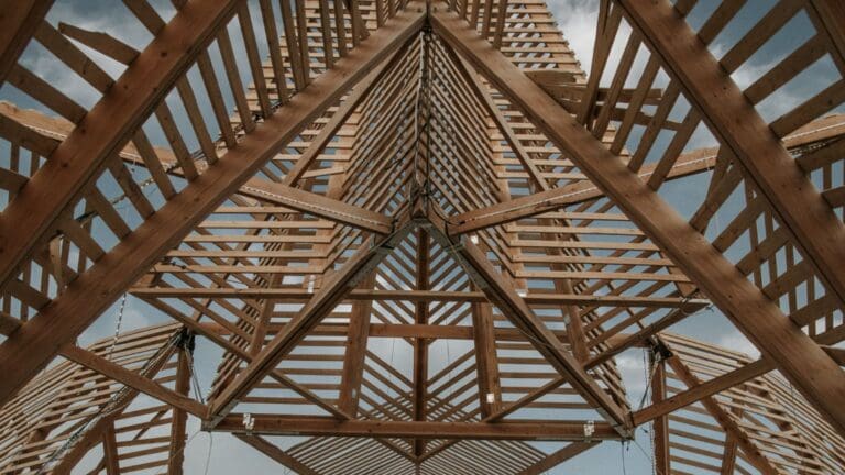 Estructura de madera moderna acompañada de documentación gráfica, mostrando diseño sostenible y versátil.