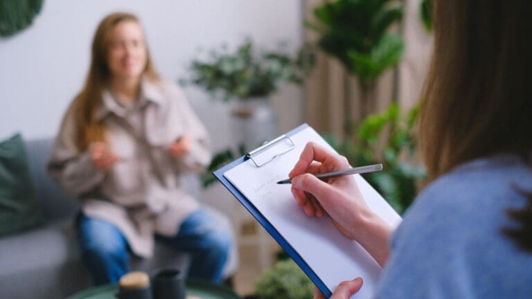 Acogedor centro de rehabilitación con áreas comunes luminosas, decoración cálida y un ambiente tranquilo ideal para apoyar la recuperación de adicciones.