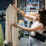 Mujer vistiendo ropa sostenible y moderna en un entorno natural, destacando materiales ecológicos y estilo consciente.