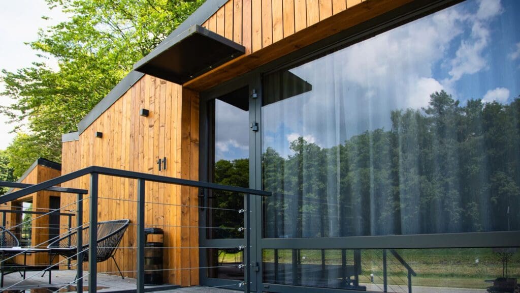 Vista de un edificio moderno con diseño sostenible en Vizcaya, integrando elementos ecológicos como techos verdes y materiales ecoamigables. Proyectos que promueven una arquitectura más consciente del medio ambiente.