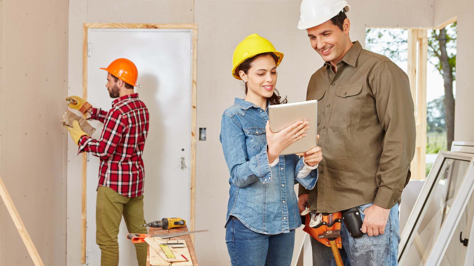 Profesionales realizando reformas en una vivienda con herramientas modernas y acabados de alta calidad.