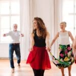 Grupo de personas disfrutando de clases de baile en Cantabria. Estudio acogedor y profesores expertos enseñando flamenco y sevillanas.