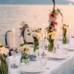 Boda en un destino paradisíaco con una pareja frente al mar al atardecer.