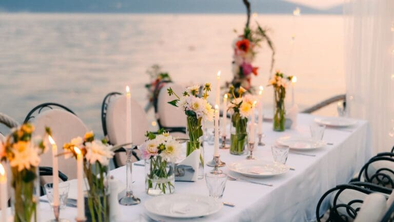 Boda en un destino paradisíaco con una pareja frente al mar al atardecer.