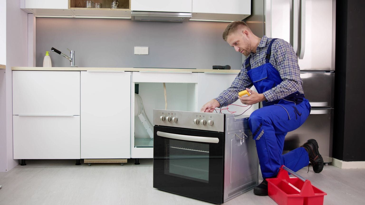 Técnico realizando el mantenimiento de maquinaria de hostelería en una cocina profesional. Equipos en perfecto estado para un servicio eficiente.