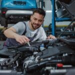 Vehículo en taller durante una reprogramación automotriz para optimizar su rendimiento y mejorar la potencia del motor.