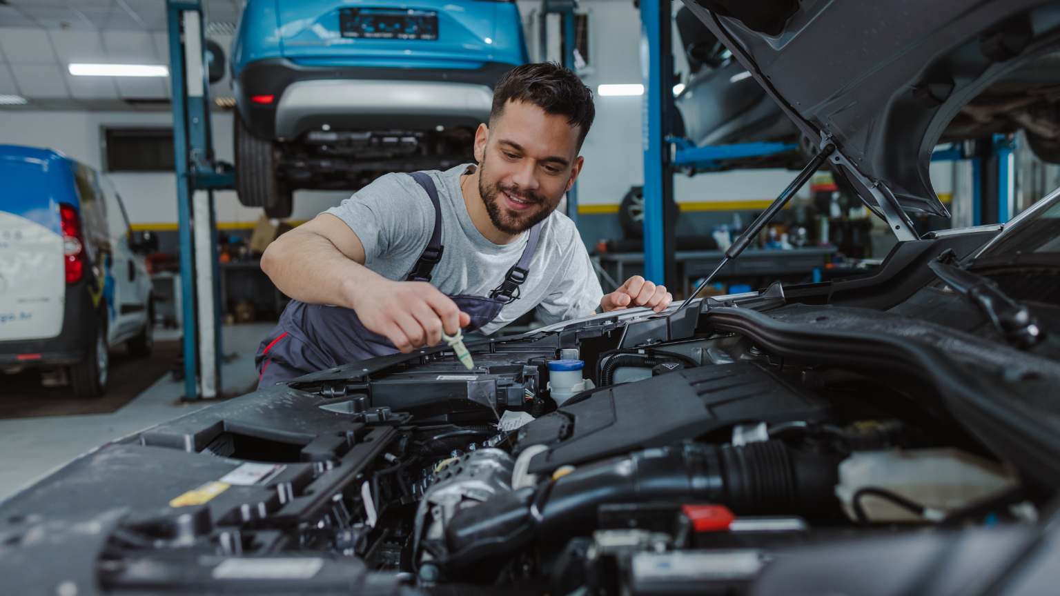 Vehículo en taller durante una reprogramación automotriz para optimizar su rendimiento y mejorar la potencia del motor.