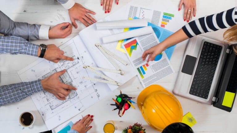 Especialistas en ingeniería trabajando en proyectos sostenibles de construcción, climatización e instalaciones eléctricas con tecnología avanzada.