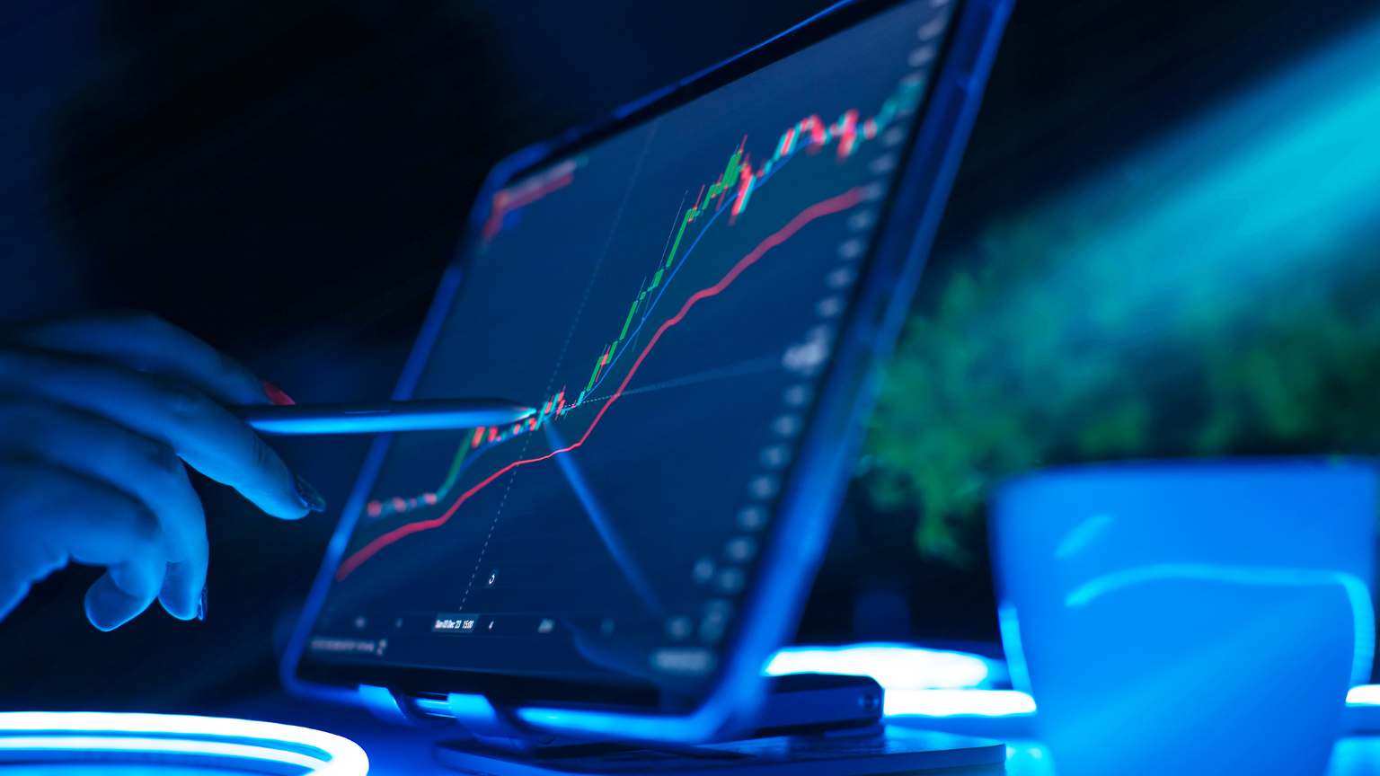 Gráficos de análisis técnico y herramientas digitales para trading financiero. Representación de estrategias automatizadas y tecnología en inversiones.