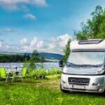 Autocaravana estacionada en un paisaje natural con vistas panorámicas. Ideal para viajes llenos de aventura, libertad y comodidad."