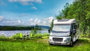 Autocaravana estacionada en un paisaje natural con vistas panorámicas. Ideal para viajes llenos de aventura, libertad y comodidad."