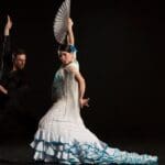 Bailarines de flamenco en pleno espectáculo, destacando la pasión y el arte de los espectáculos flamencos en España.