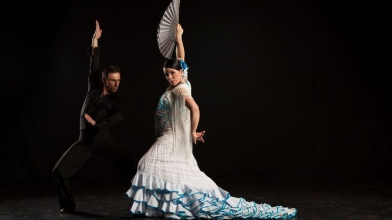 Bailarines de flamenco en pleno espectáculo, destacando la pasión y el arte de los espectáculos flamencos en España.