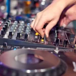 ¿Estás organizando tu boda? Aquí te contamos por qué deberías contratar un DJ para tu fiesta