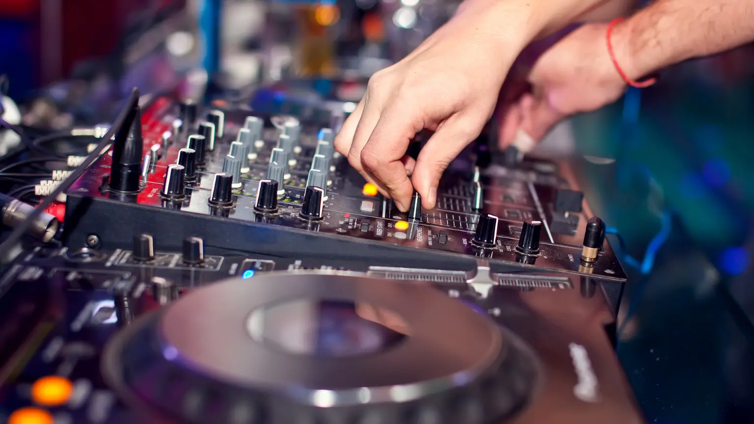 ¿Estás organizando tu boda? Aquí te contamos por qué deberías contratar un DJ para tu fiesta