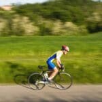 Ciclistas recorriendo una ruta natural en España, disfrutando de paisajes al aire libre con bicicletas de montaña y carretera.