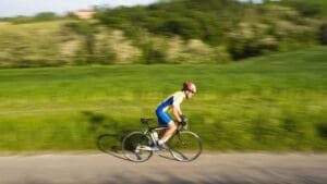 Ciclistas recorriendo una ruta natural en España, disfrutando de paisajes al aire libre con bicicletas de montaña y carretera.