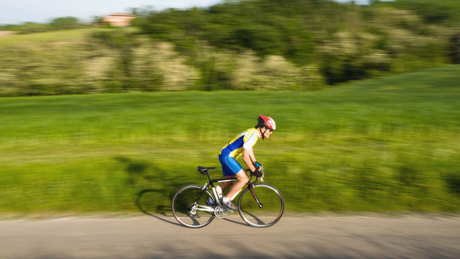 Ciclistas recorriendo una ruta natural en España, disfrutando de paisajes al aire libre con bicicletas de montaña y carretera.