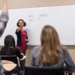 Estudiantes internacionales en Barcelona participando en un curso de español, inmersos en una experiencia cultural y educativa en un aula moderna.