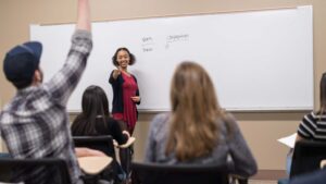 Estudiantes internacionales en Barcelona participando en un curso de español, inmersos en una experiencia cultural y educativa en un aula moderna.