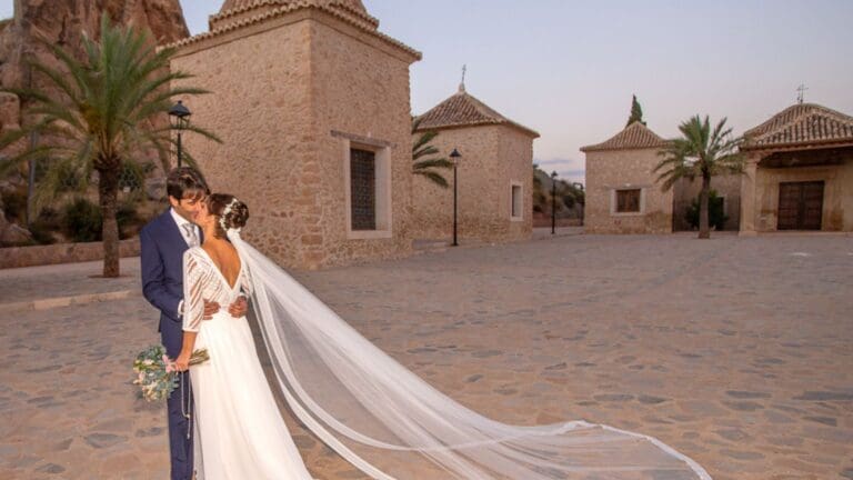 Pareja de novios posando al atardecer, capturando un momento romántico y creativo durante su sesión de fotos de boda.