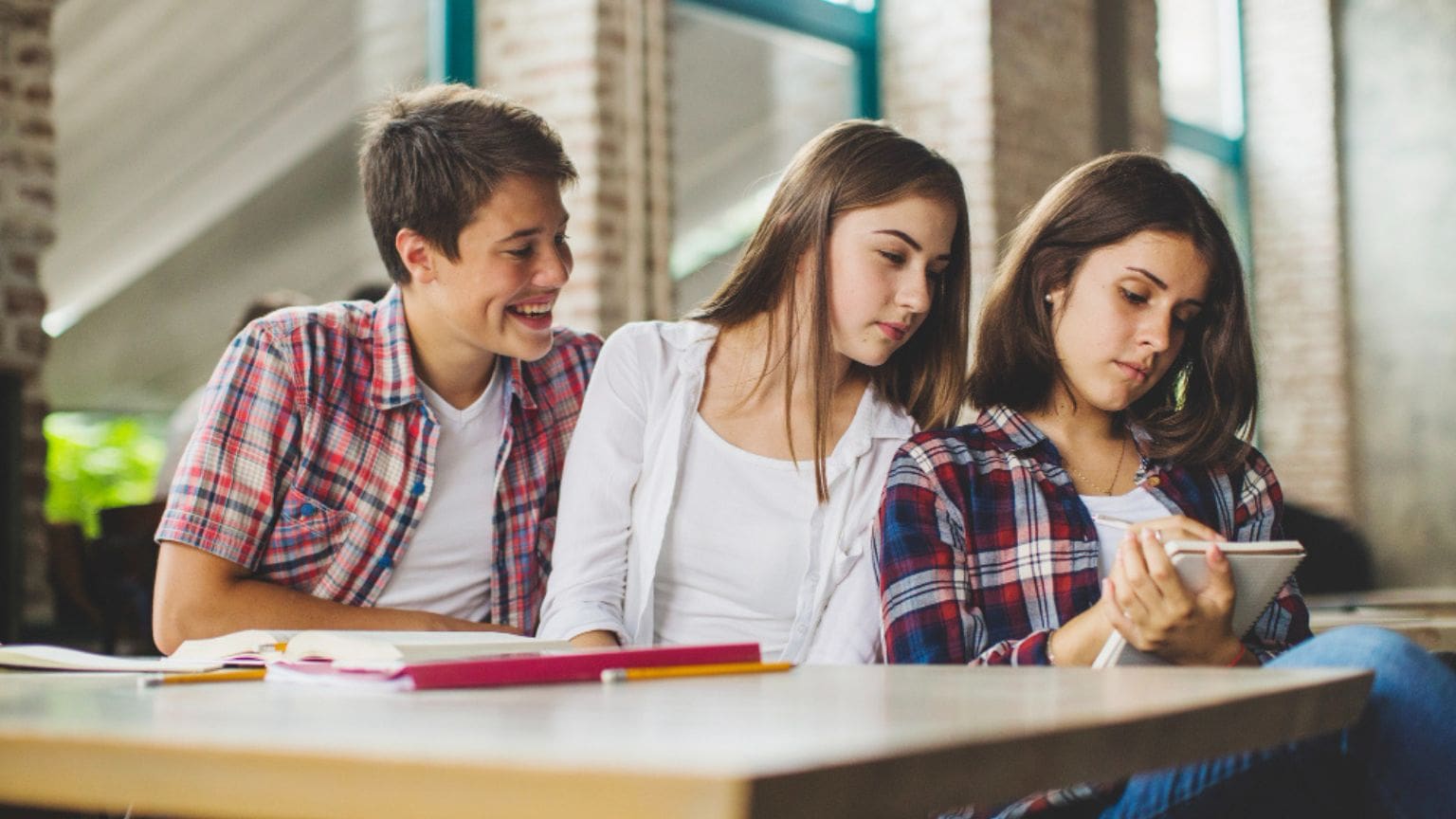 Jóvenes reflexionan sobre sus carreras profesionales