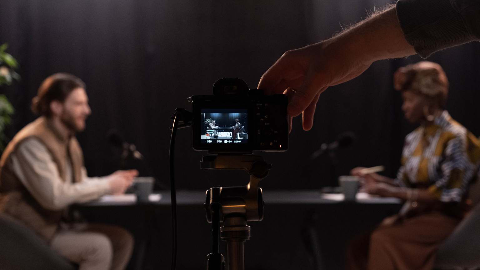 Equipo de producción audiovisual grabando en un estudio con cámaras y luces profesionales.