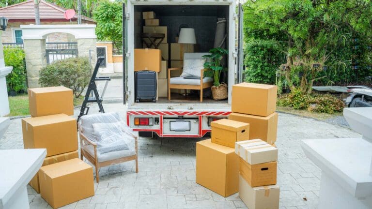 Profesionales realizando reformas en el hogar y transporte de muebles durante una mudanza.