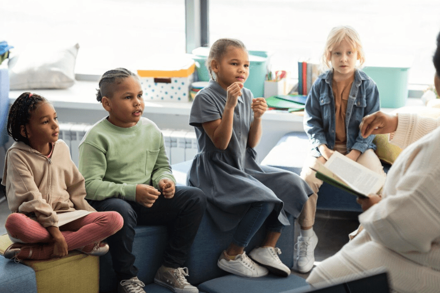 ¿Cómo los grupos infantiles mejoran el desarrollo social y emocional