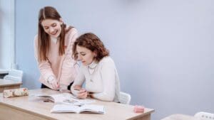 Grupo de estudiantes aplicando técnicas de estudio efectivas para mejorar su aprendizaje y rendimiento académico.