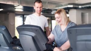 Persona entrenando en el gimnasio con determinación, representando la constancia en el fitness y la importancia de un entrenamiento estructurado.