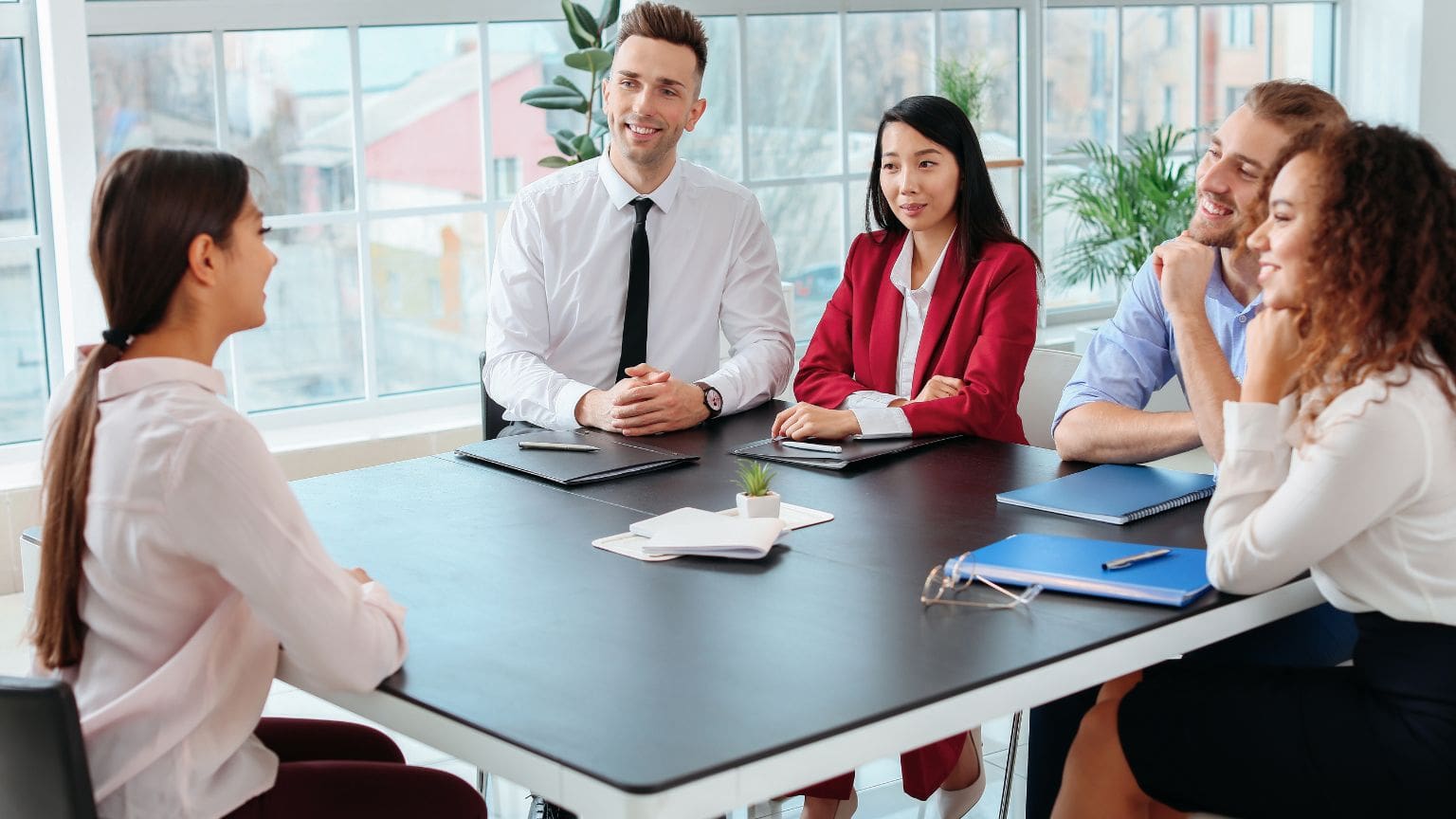 Profesionales de recursos humanos en una reunión, analizando estrategias de selección de personal y gestión del talento para empresas.