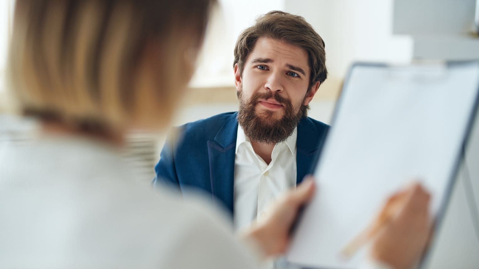 Psicología positiva y terapia psicológica para mejorar el bienestar emocional. Sesión de terapia con un psicólogo profesional, promoviendo la salud mental y el equilibrio emocional.