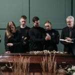 Ceremonia de despedida con flores y ambiente solemne, representando un servicio funerario profesional y digno.