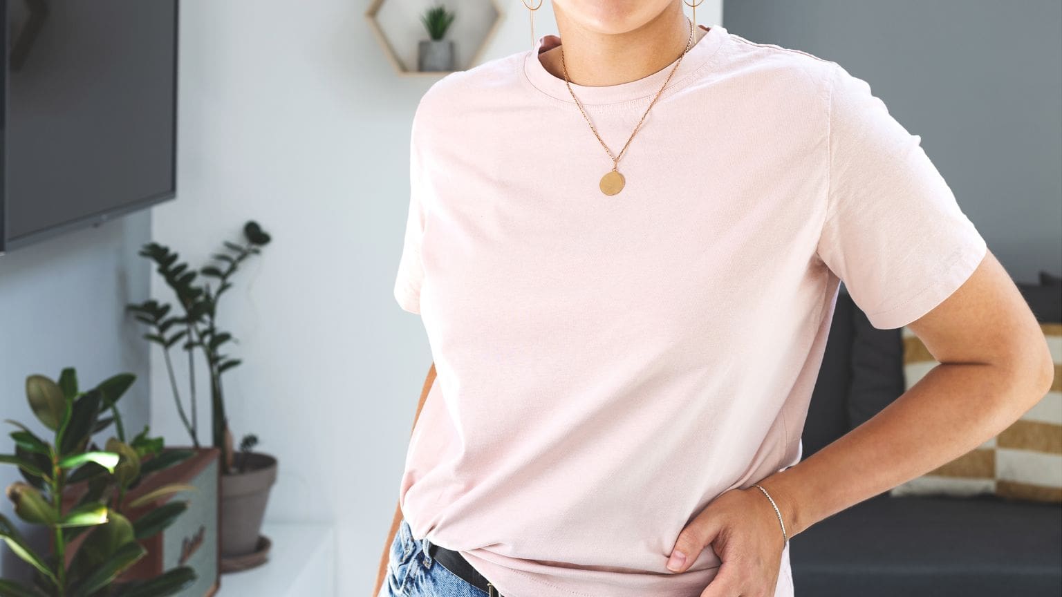 "Mujer con camiseta de moda 2025. Tendencias y estilos modernos para un look sofisticado y actual."