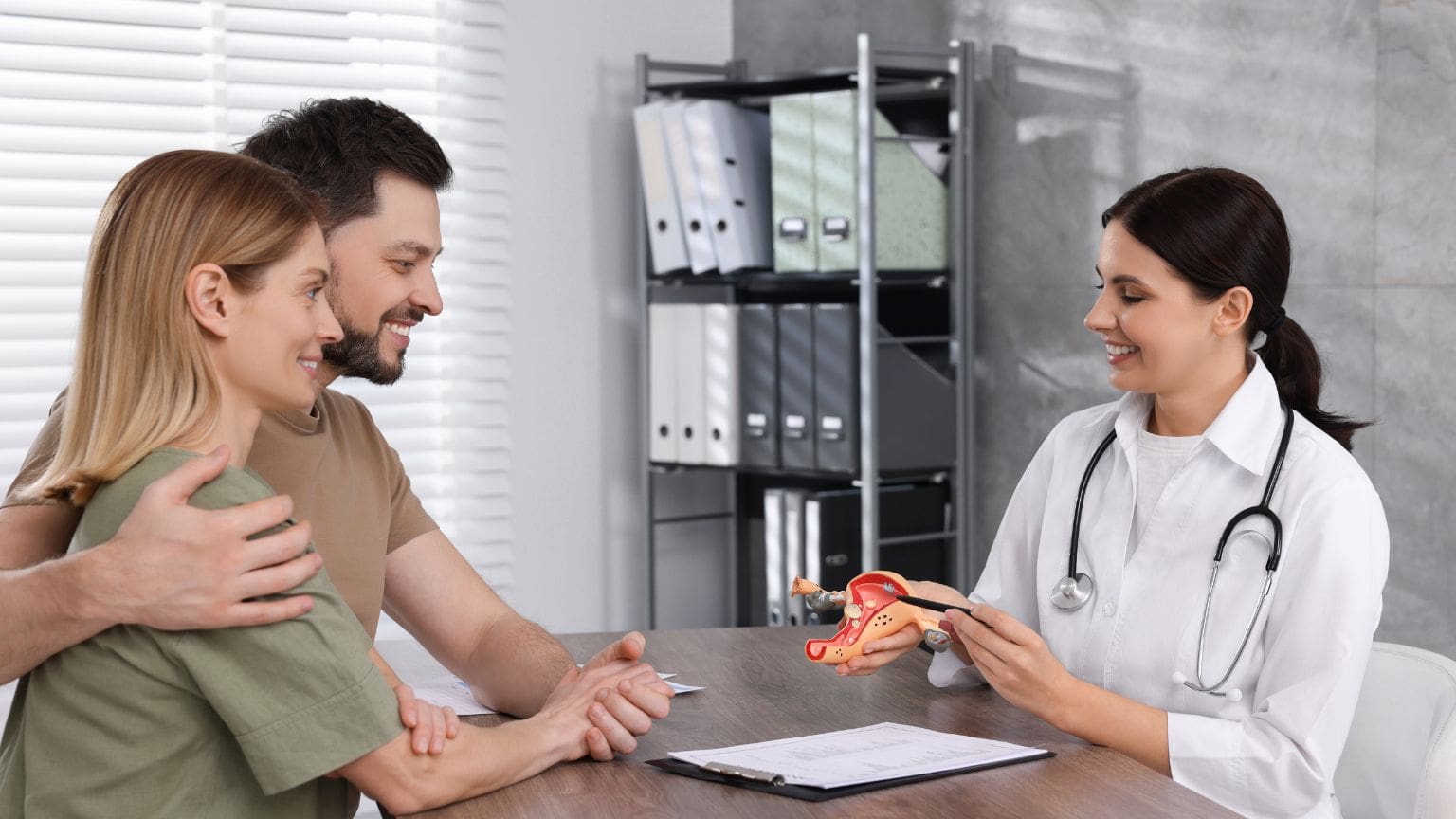 Mujer en consulta con especialista en fertilidad, explorando opciones para la preservación de óvulos y tratamientos reproductivos.