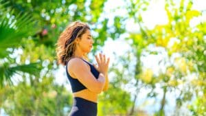 Persona practicando mindfulness en un entorno tranquilo, representando el equilibrio y fortalecimiento emocional a través del gimnasio emocional.